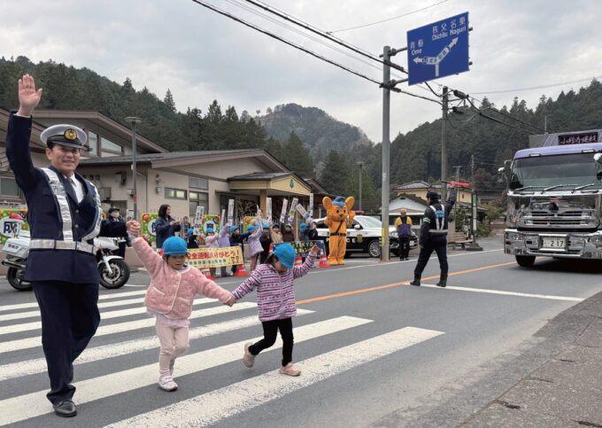 安全を確認し、手を大きく上げて横断した