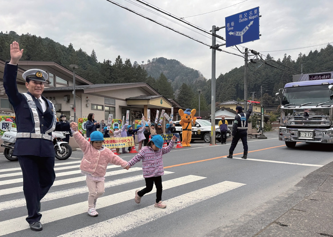 安全を確認し、手を大きく上げて横断した
