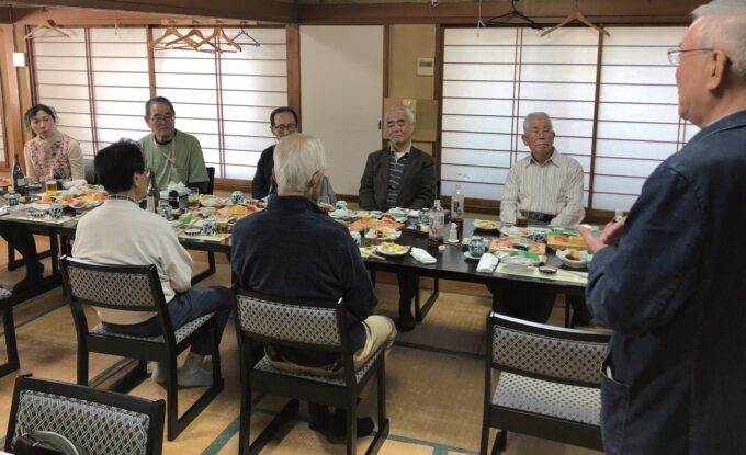 １年の活動を振り返る会員たち