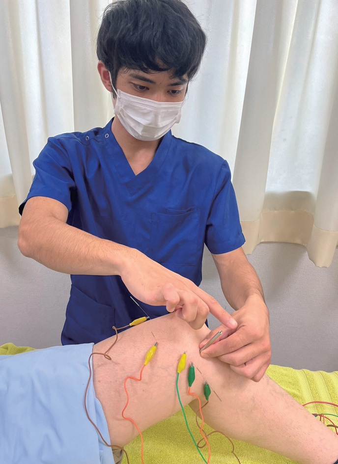 施術を行う舘林院長