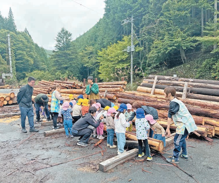 木の皮をむく前と後の違いを、五感で確かめるひととき