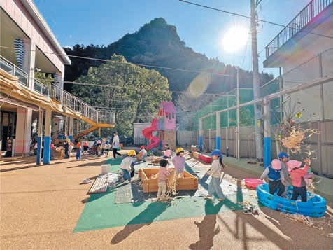 いつもの園庭が、木とあそぶ学びの場に