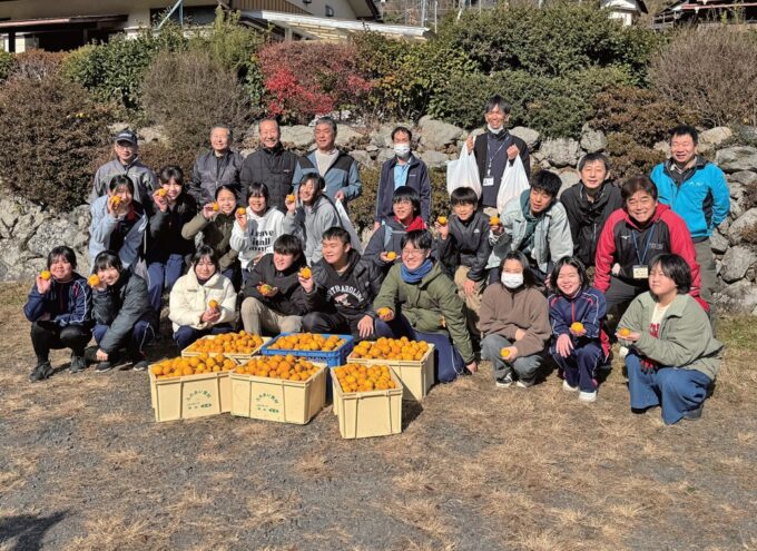 収穫作業に汗を流した生徒と職員の皆さん