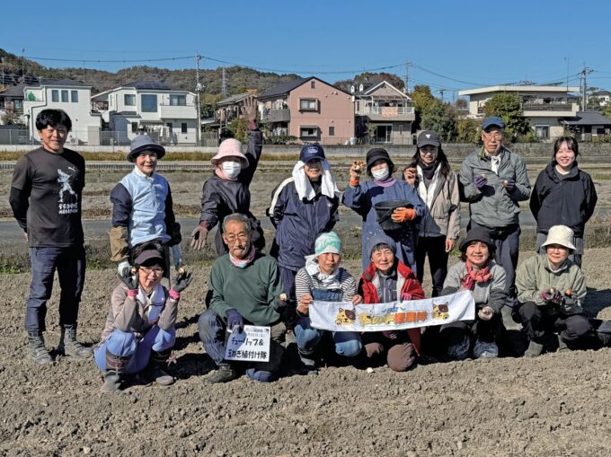 青空　台地　農の風　羽村でチューリップ球根植え付け作業　全国農協観光協会が猫の手援農隊