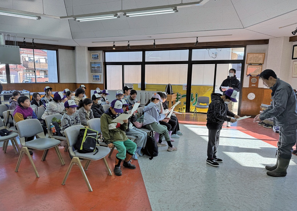 野菜づくりなどを体験した26 人が修了証を受け取った