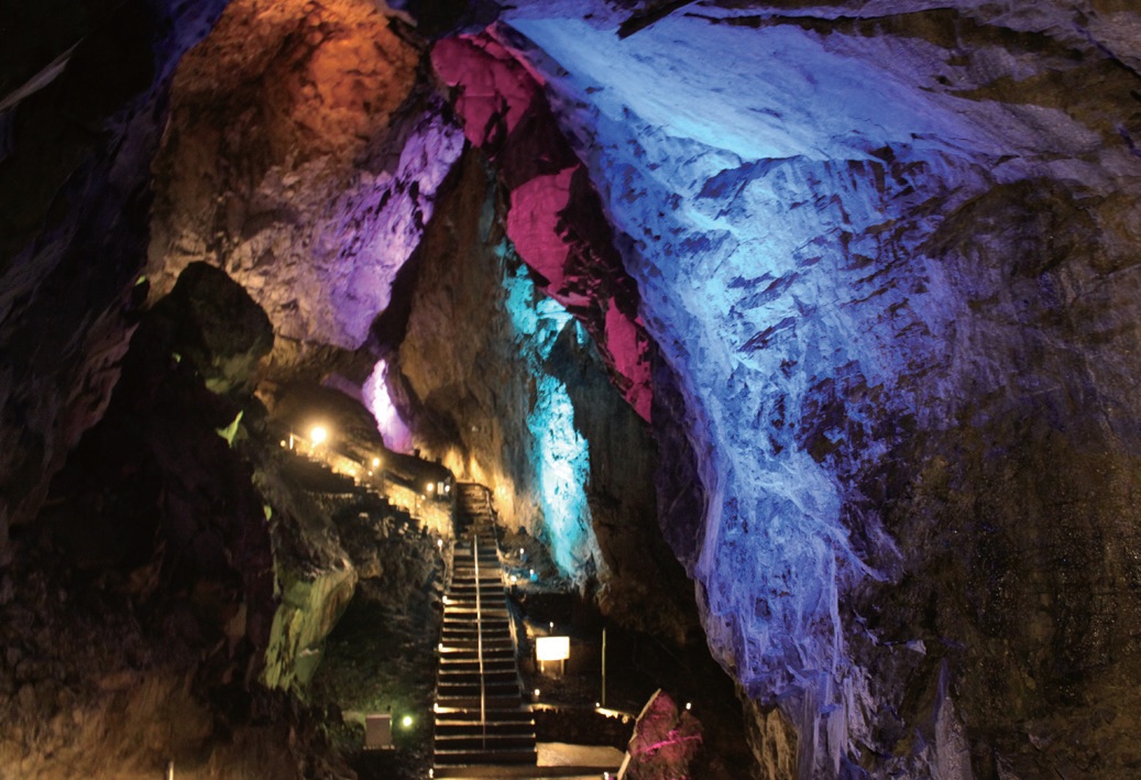 スタンプポイントの日原鍾乳洞。洞内はライトアップされ幻想的