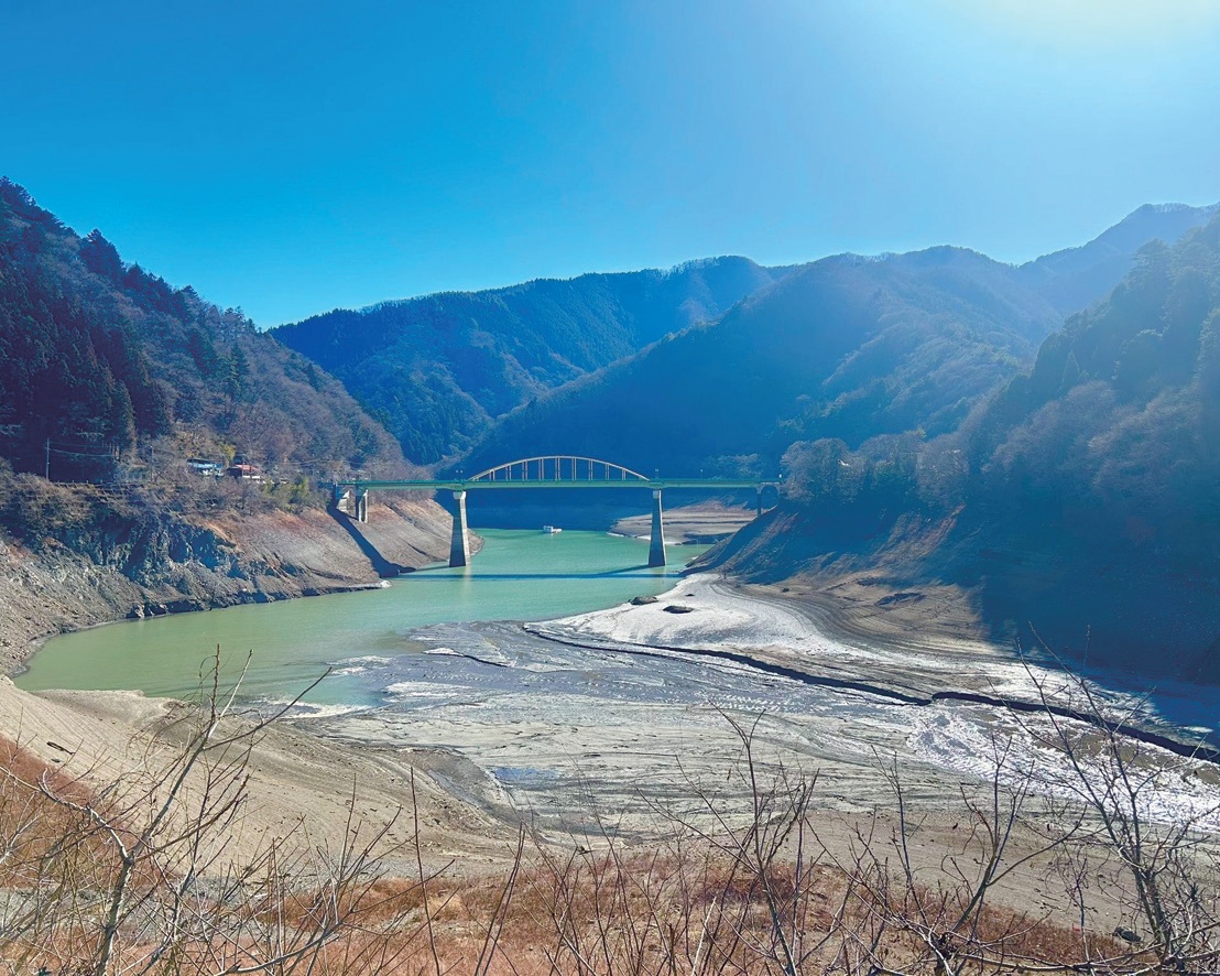 底が広く見える深山橋付近普段であれば水は両岸いっぱい満ちている