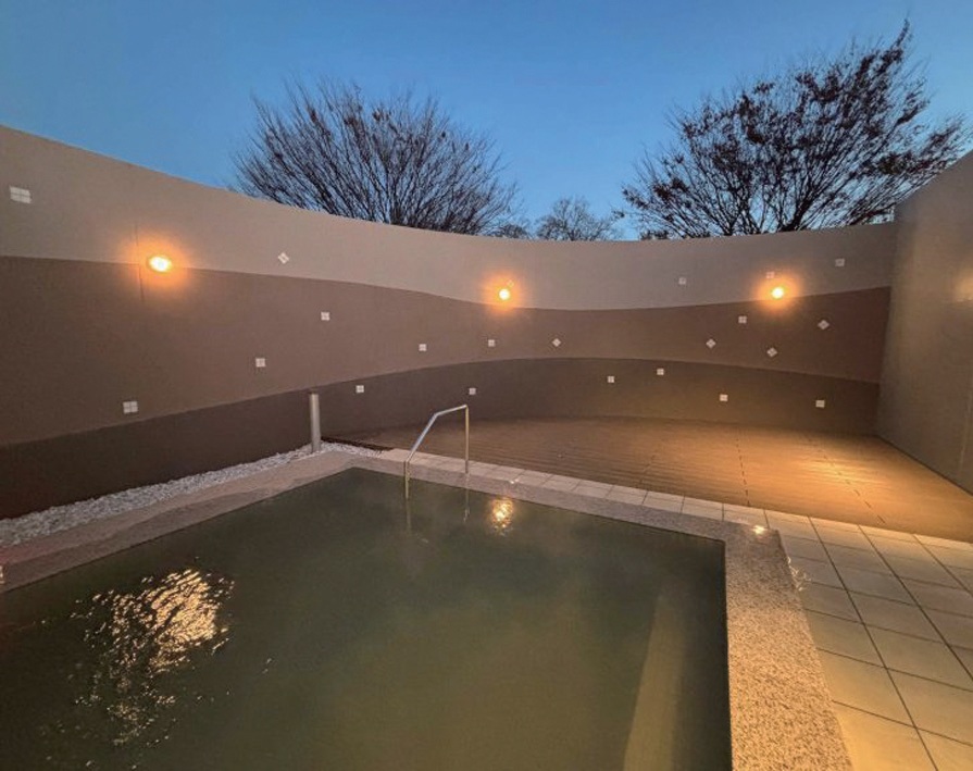 露天の浴槽も気持ちよい