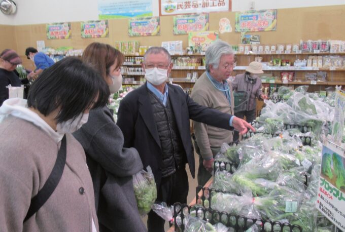 青空　台地　農の風　ＪＡ　あきがわ　かあちゃん研修会開く 先進的な直売所訪ねる