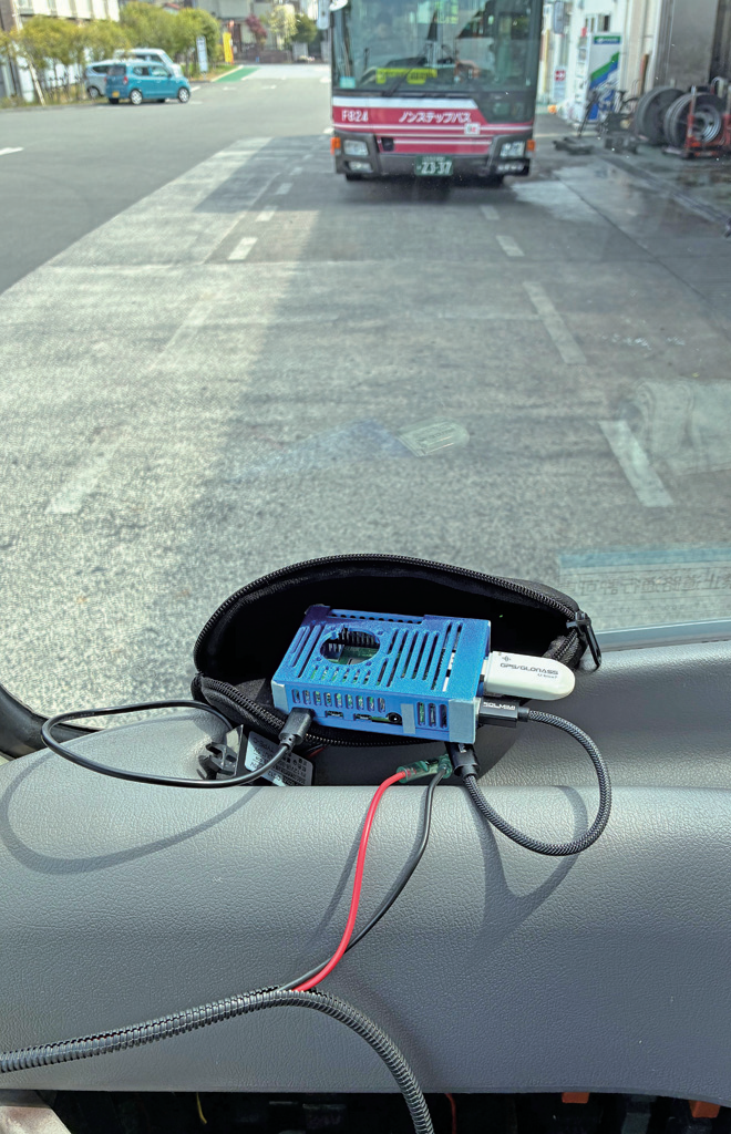 バスに取り付けたＧＰＳで測位した位置情報を10 秒間隔で自動送信する車載機器