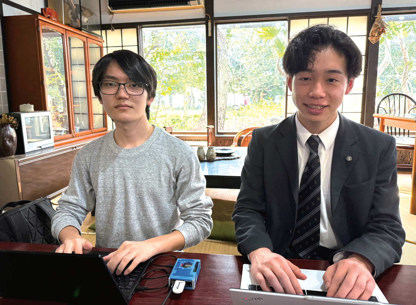 （現在地把握システム）を開発した戸谷さんと（右）と関さん