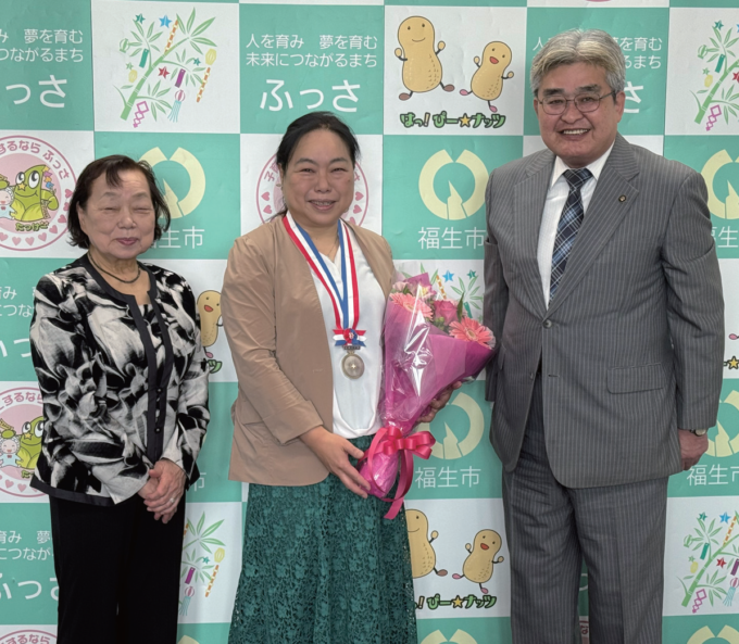 福生の助産師・今村さんに医療功労賞中央表彰 市長に受賞報告　市の子育て施策に尽力