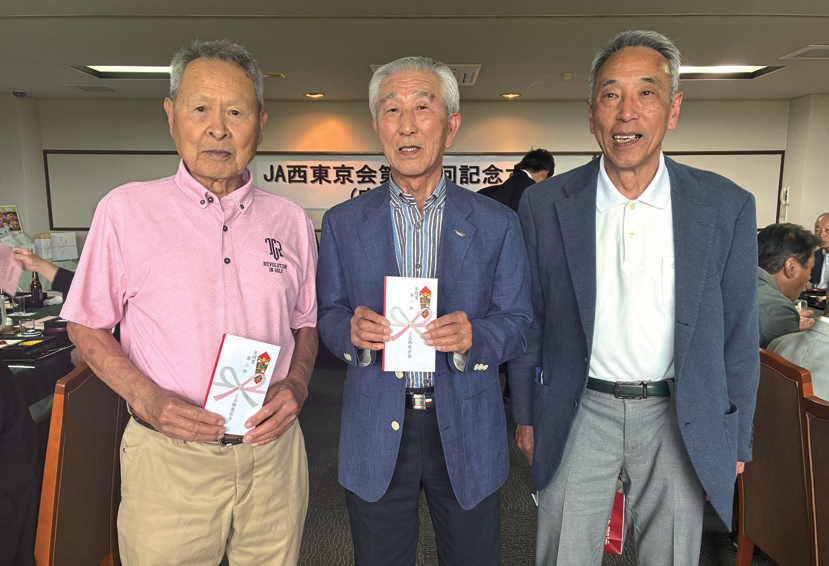 年間成績上位の大野さん、佐藤さん、八木さん（左から）