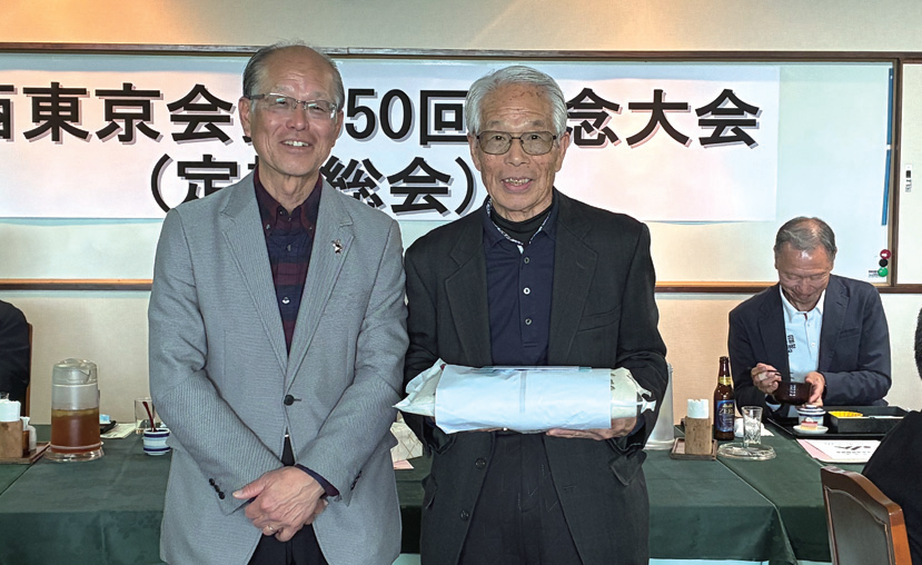650 回大会優勝の小沢さん（右）と井上会長