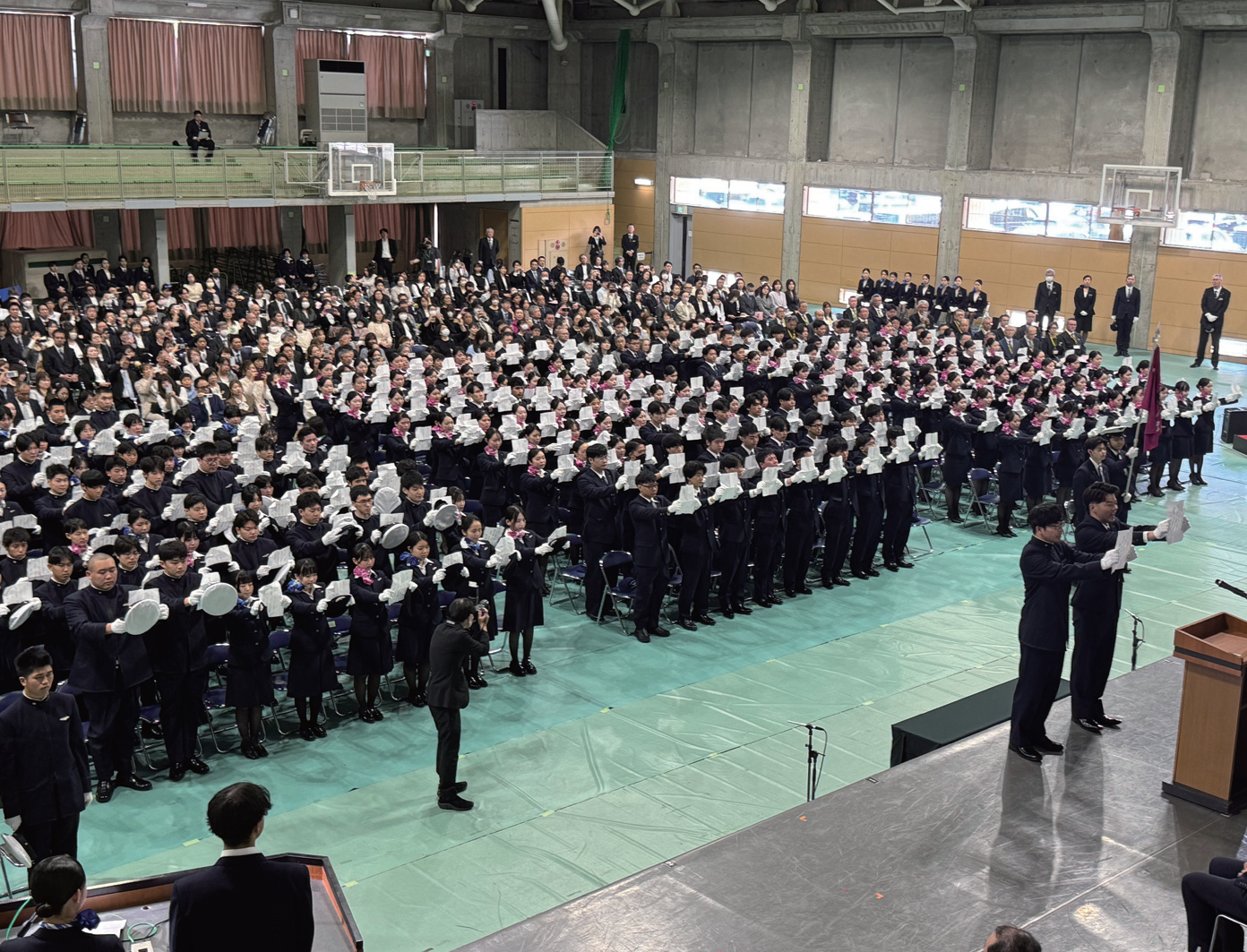 力強く入学宣誓を行う