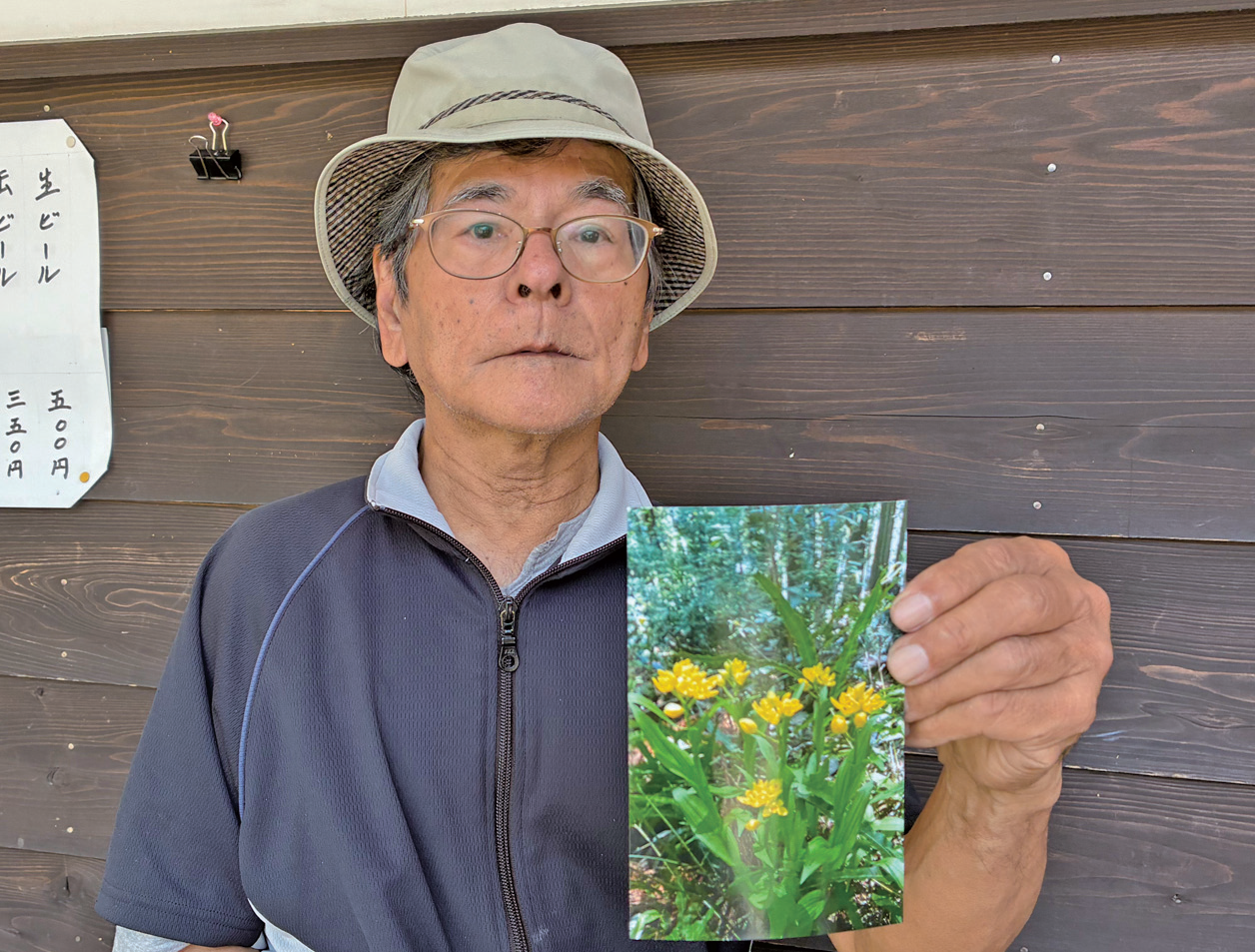 キンランの写真を撮影した花森さん