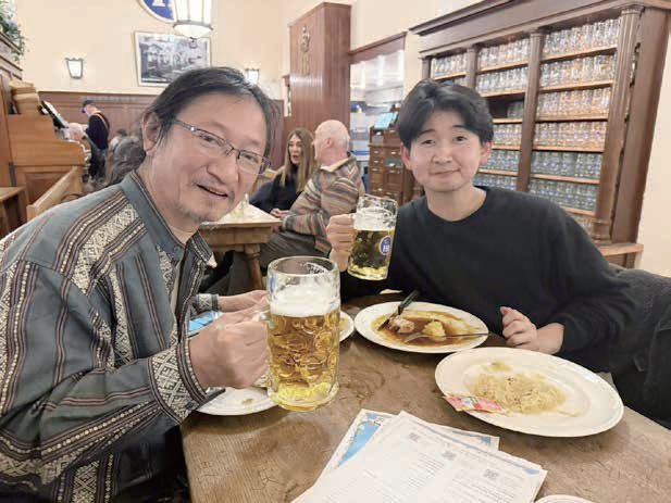 「ホフブロイハウス」で息子とビールを楽しむ
