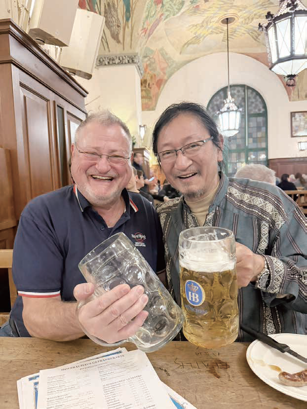 ミュンヘンのビアホール「ホフブロイハウス」で、たまたまあったドイツ人と乾杯