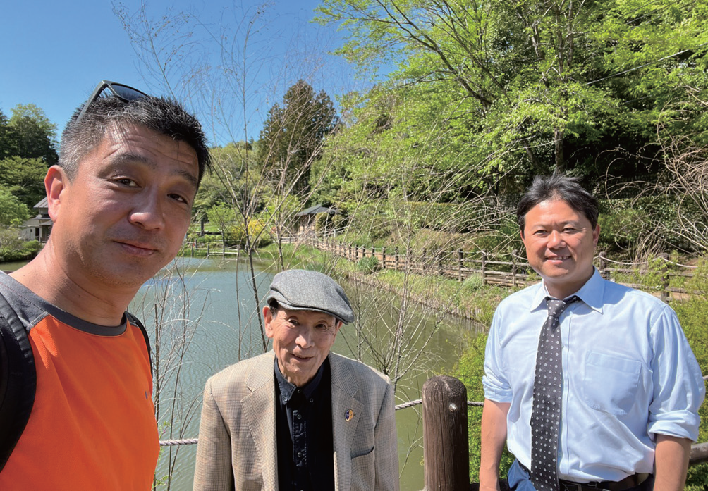 課外講座の歴史・文化散歩の視察を行う大倉さん（中）と協力者の森村都議（右）、片谷市議( 左)