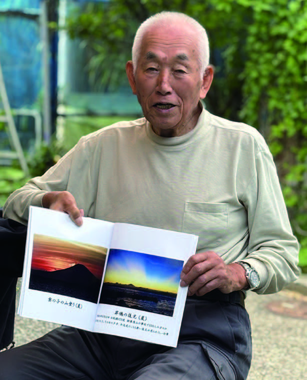 写真集を手にする山崎さん