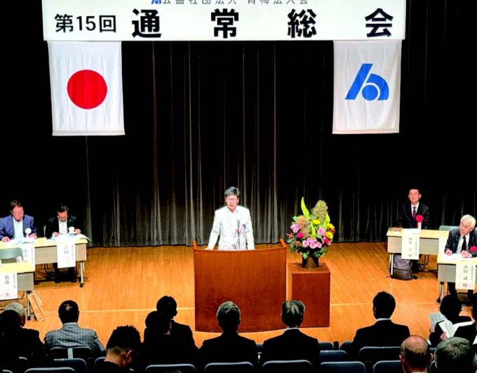 あいさつを述べる菊池会長