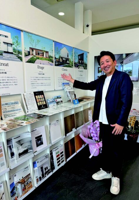 明るいショールームに立つ井草社長