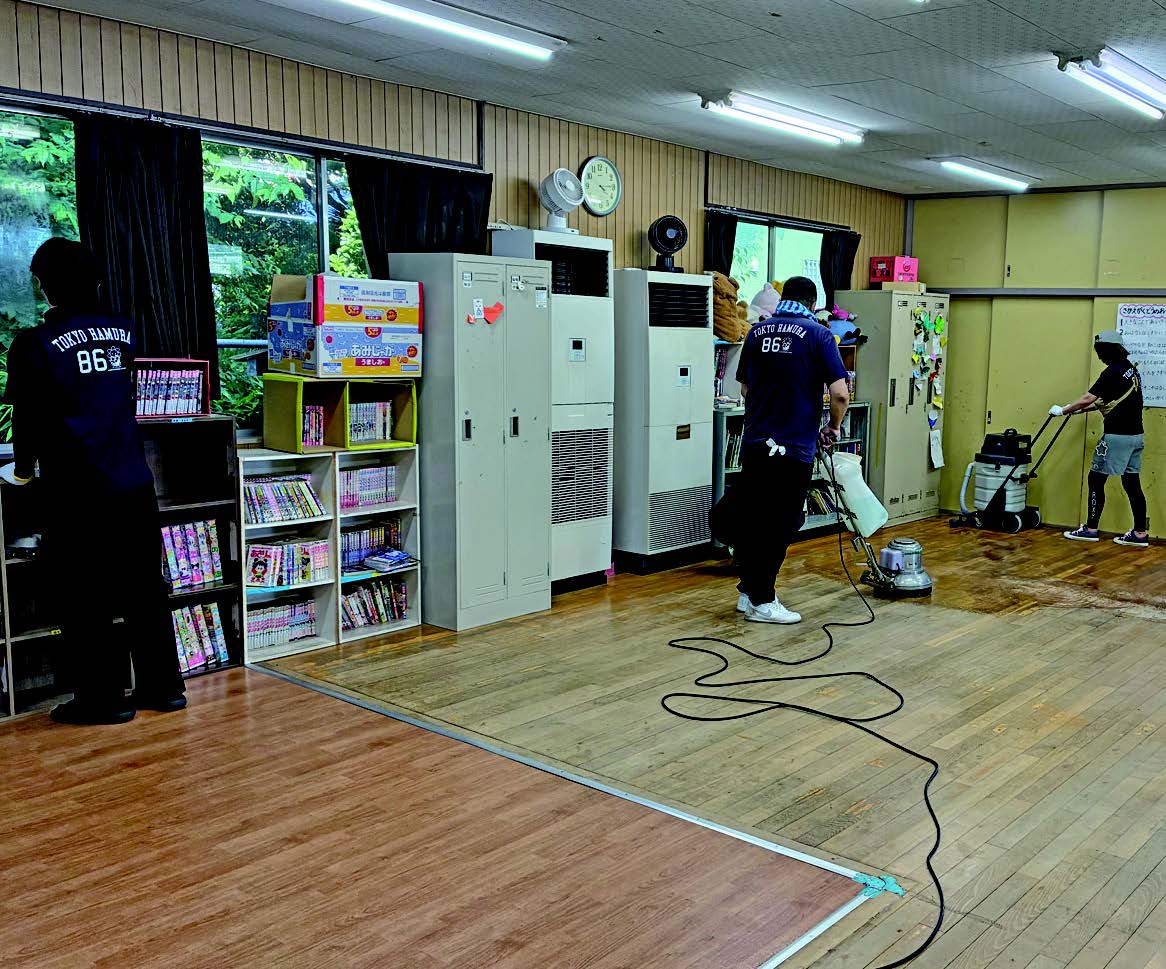床のワックス掛けを行う部員たち
