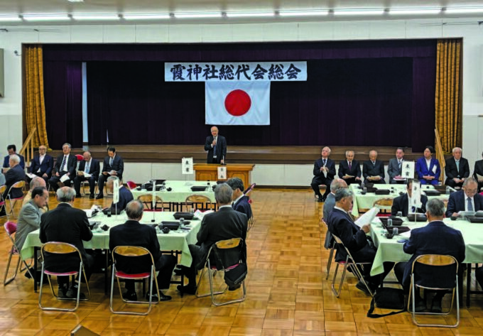 新任のあいさつを述べる青木会長