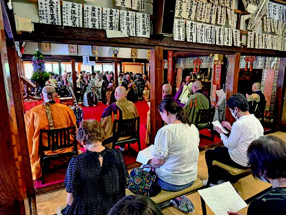 善男善女が「施餓鬼和讃」を唱え、真心の供養を行う(昨年)