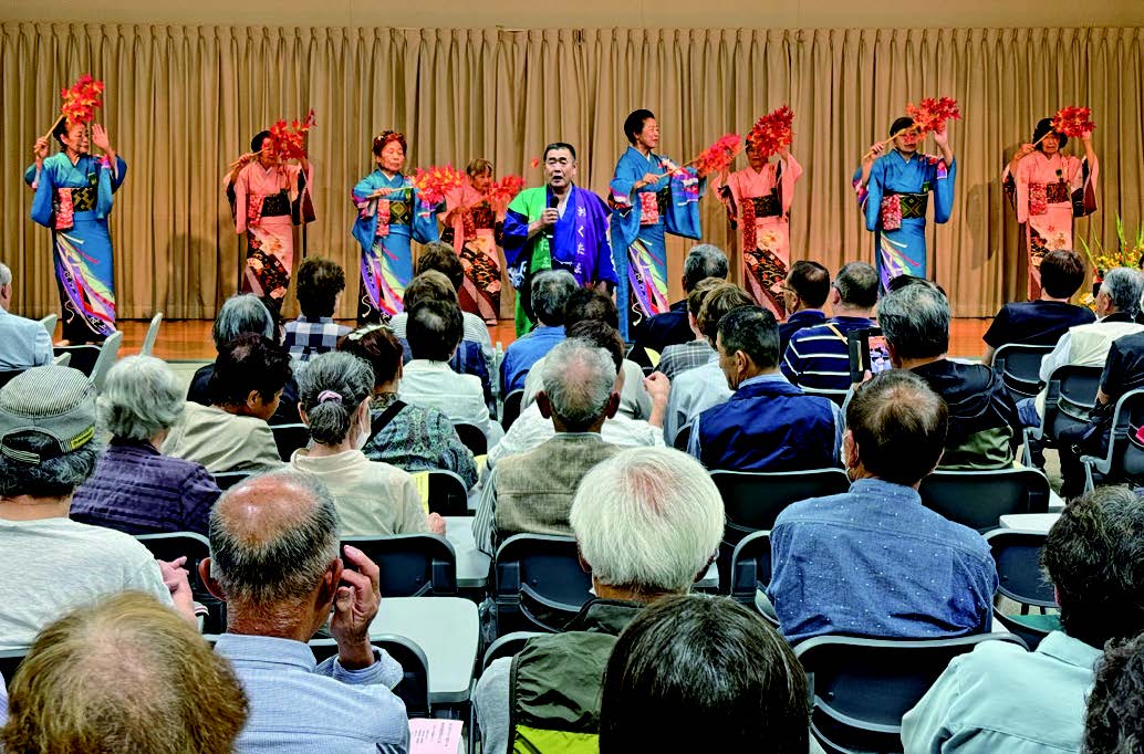 奥多摩民舞踊連盟の踊りが花を添えた