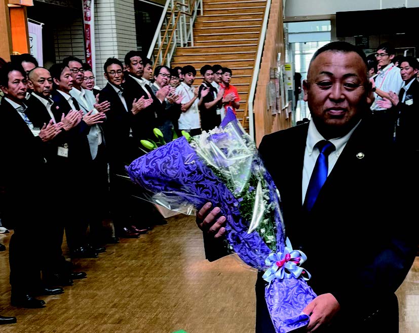 初登庁した臼井新市長(8 月5日)