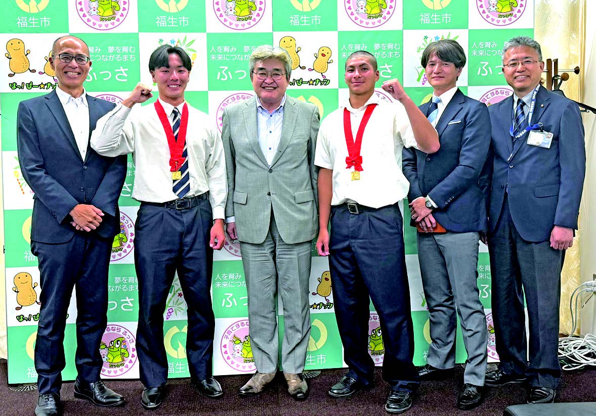 加藤市長(右から4 人目)に甲子園出場を報告した近藤選手(同5 人目)と座間選手(同3 人目)