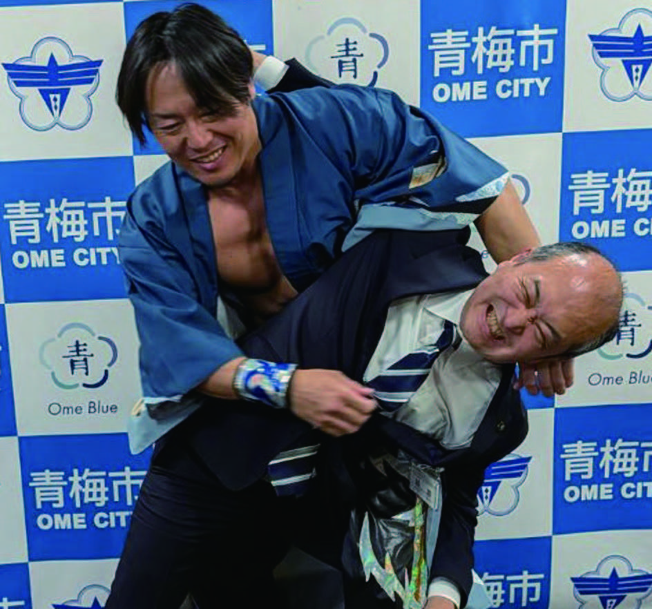 大勢待市長を表敬し、コブラツイストをかけるＨＡＲＡＳＨＩＭＡ選手（昨年）