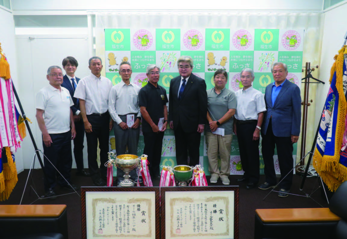 加藤市長（右から4 人目）、石川副市長（同8 人目）と関係者の皆さん