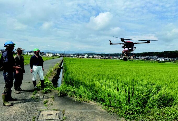 青空　台地　農の風　ドローンで農薬散布作業を大幅に省力化