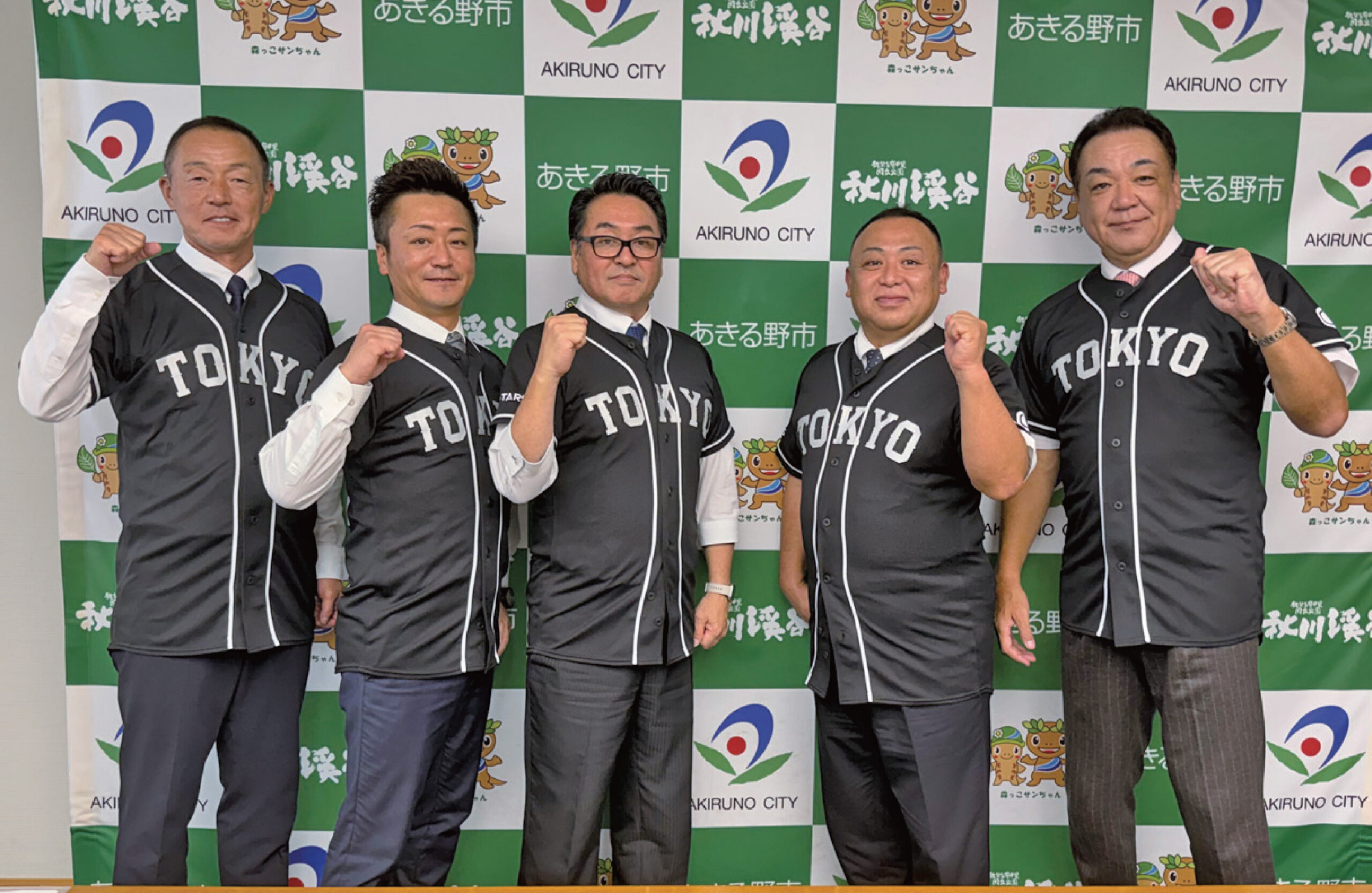 東京レジスターズの船出を喜ぶ槙原ＣＣＯ、臼井市長、日原省吾あきる野市議長、内田社長、勝呂監督（右から）