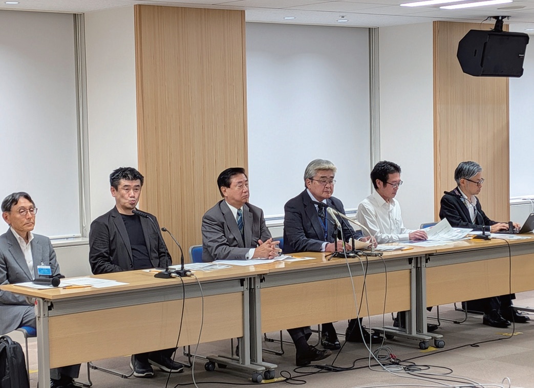 記者会見する東京都市長会会長の加藤市長（右から3 人目）ら