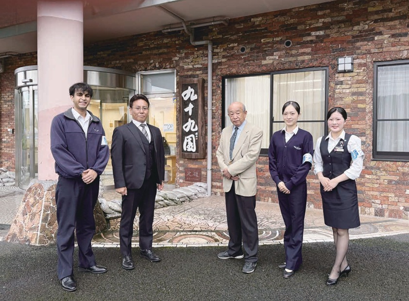 野村本部長（左から２人目）、阿部施設長（同３人目）と共に